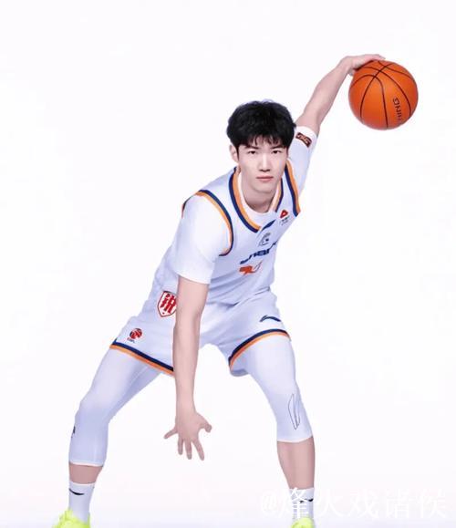 偰李永伟社媒分享新赛季定妆照：是谁把我的痣给p掉了